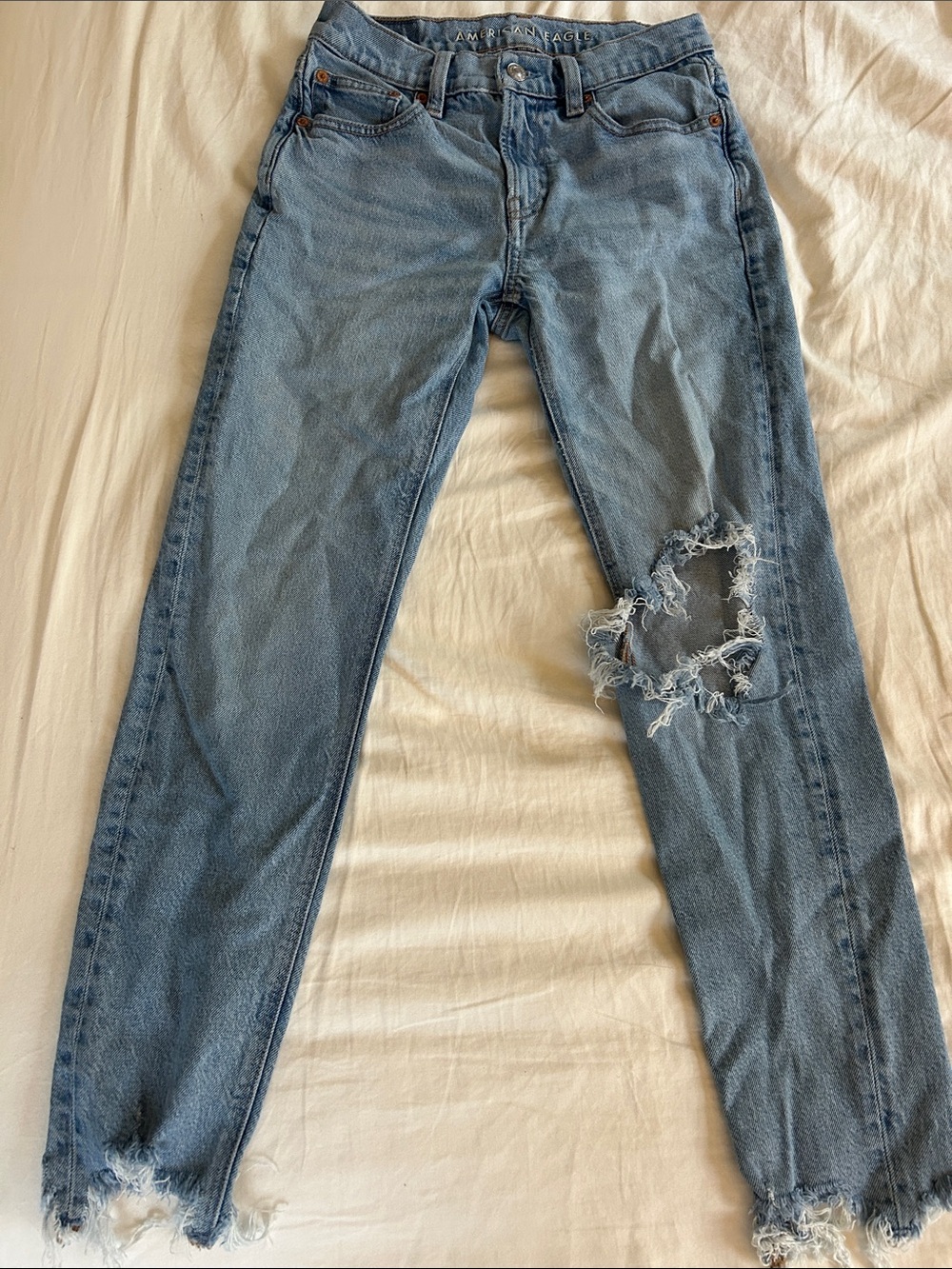 American Eagle Light Wash Distressed 90s skinny Jeans